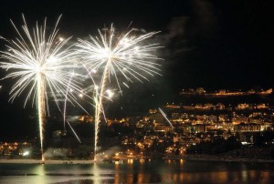 Gli odierni fuochi di artificio a Capodanno, probabilmente, sono cio' che rimane, o meglio la nuova forma che hanno preso gli antichissimi rituali in uso nel periodo marginale di un calendario.