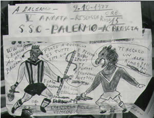 Manifesto della partita di calcio domenicale appeso a una vetrina del negozio Daricello di P.zza S.Francesco di Paola