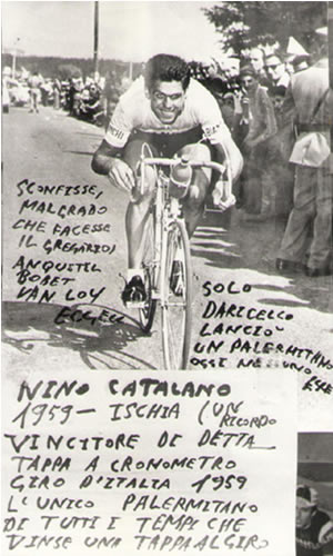 Foto di Nino Catalano in una vetrina del Negozio di biciclette Daricello a P.zza S.Francesco di Paola