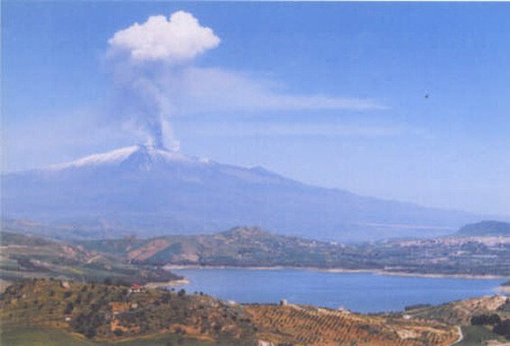 L'Etna veduto dal lago Pozzillo e da Regalbuto