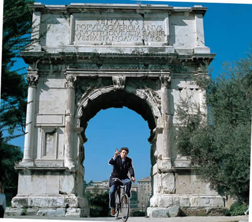 Renzi in bicicletta sotto l'arco di Tito a Roma
