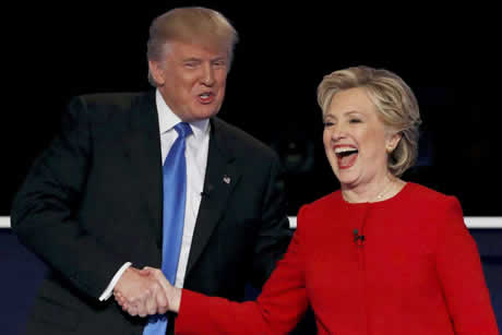 Donald Trump e Hillary Clinton si stringono le mani