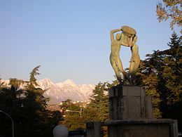 Vista del Gran Sasso dal centro cittadino con, in primo piano, la Fontana luminosa.