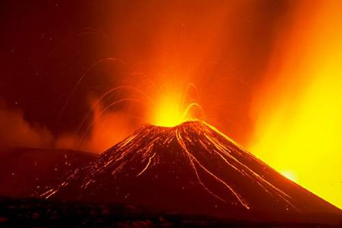 Sommita' dell'Etna in eruzione