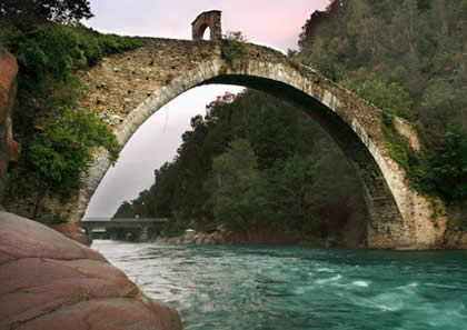 Il Ponte del Diavolo o Ponte del Roch (pietra in piemontese) fu edificato nel 1378.