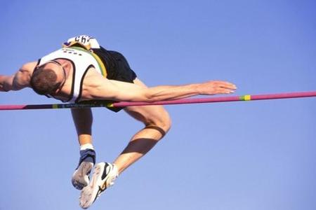 Salto in alto con stile Fosbury.