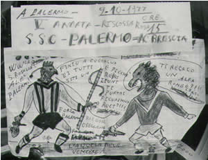Manifesto della partita di calcio domenicale appeso a una vetrina del negozio Daricello di P.zza S.Francesco di Paola Manifesto della partita di calcio domenicale appeso a una vetrina del negozio Daricello di P.zza S.Francesco di Paola