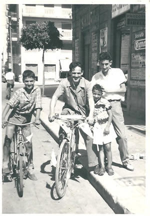 Foto primi anni 60. Sullo sfondo a dx l'ingresso del negozio di biciclette e articoli sportivi Daricello di Piazza S.Francesco di Paola a Palermo. Al centro Alfredo Daricello, alla sua sinistra il nipote Gaspare e un ragazzino, alla sua dx il nipote Guglielmo. Foto degli anni 50. Sullo sfondo a dx l'ingresso del negozio di biciclette e articoli sportivi Daricello di Piazza S.Francesco di Paola a Palermo. Al centro Alfredo Daricello, alla sua sinistra il nipote Gaspare e un ragazzino, alla sua dx il nipote Guglielmo.