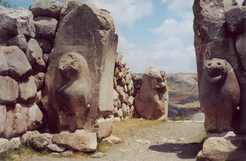  La porta dei Leoni a Bogazkale, ingresso dell'antica capitale dell'impero ittita. De Agostini Picture Library/G. Dagli Orti